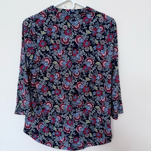 Charter Club Navy Blue Multicolor Floral 3/4 Sleeve V-Neck Blouse size Petite M - Picture 2 of 6